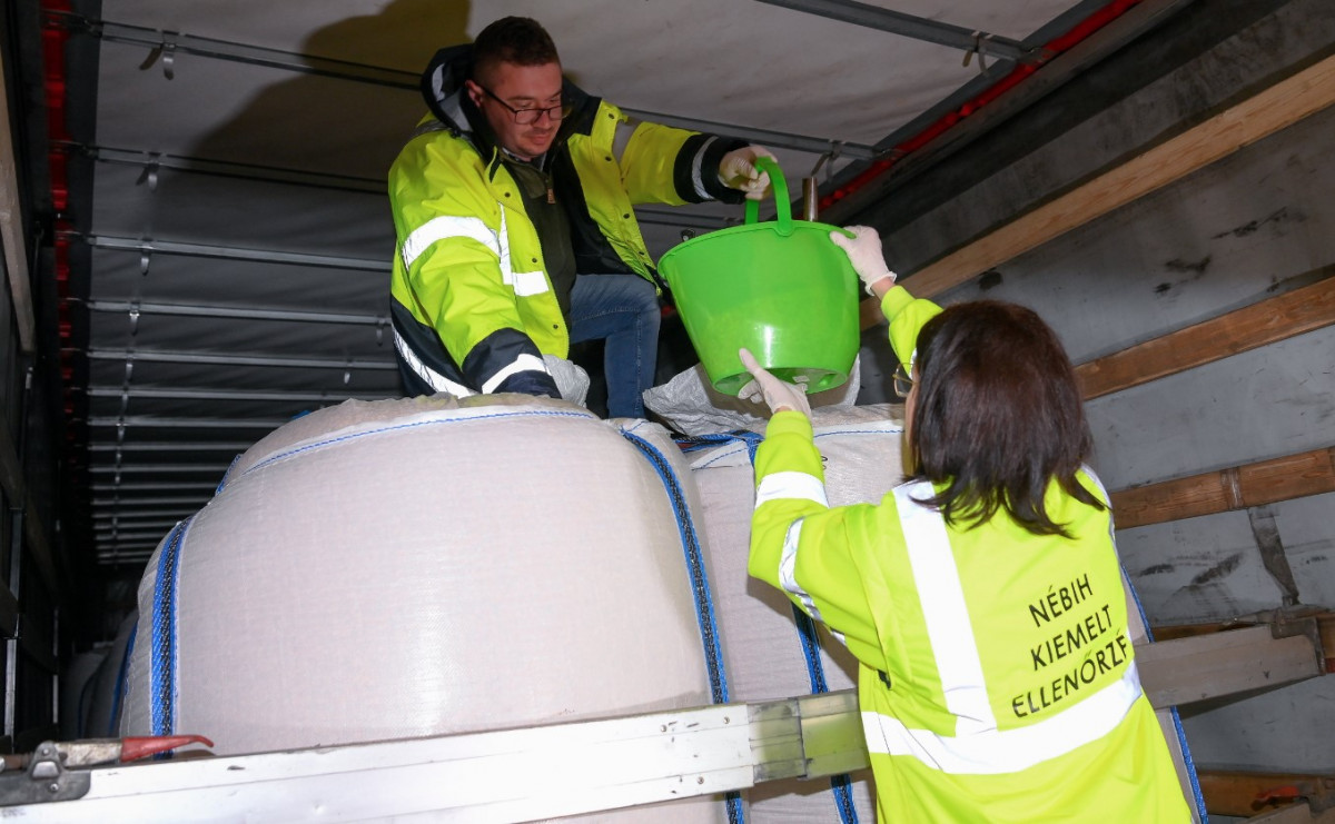 A Nébih szakemberei mintát vesznek egy Ukrajna felől érkezett tranzitkamion kukoricaszállítmányából a záhonyi közúti határátkelőhelyen 2023. április 17-én késő este.