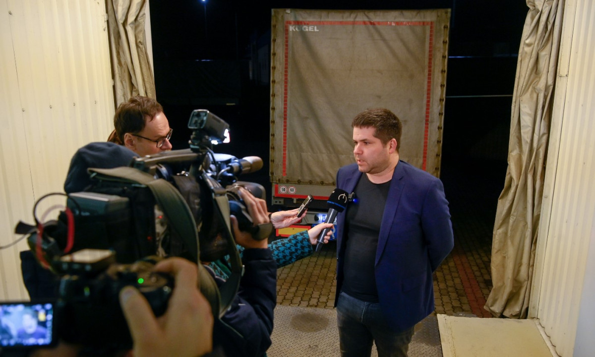Nobilis Márton, az Agrárminisztérium élelmiszeriparért és kereskedelempolitikáért felelős államtitkára nyilatkozik a sajtó munkatársainak a záhonyi közúti határátkelőhelyen 2023. április 17-én késő este.