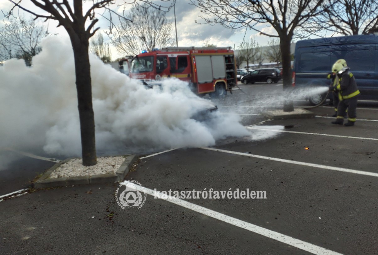 Hétfő délután kigyulladt egy autó Debrecenben, a Kishegyesi úti Tesco parkolójában április 17-én