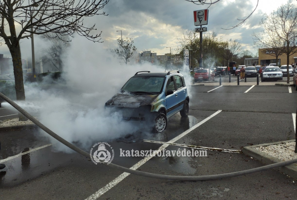 Hétfő délután kigyulladt egy autó Debrecenben, a Kishegyesi úti Tesco parkolójában április 17-én