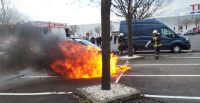 Auto lángolt a Tesco parkolójában a Kishegyesi úton Debrecenben