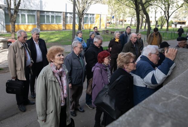 Sokan kíváncsiak Várkonyi Anikó író emléktáblájára a Fényes Udvarban Debrecen