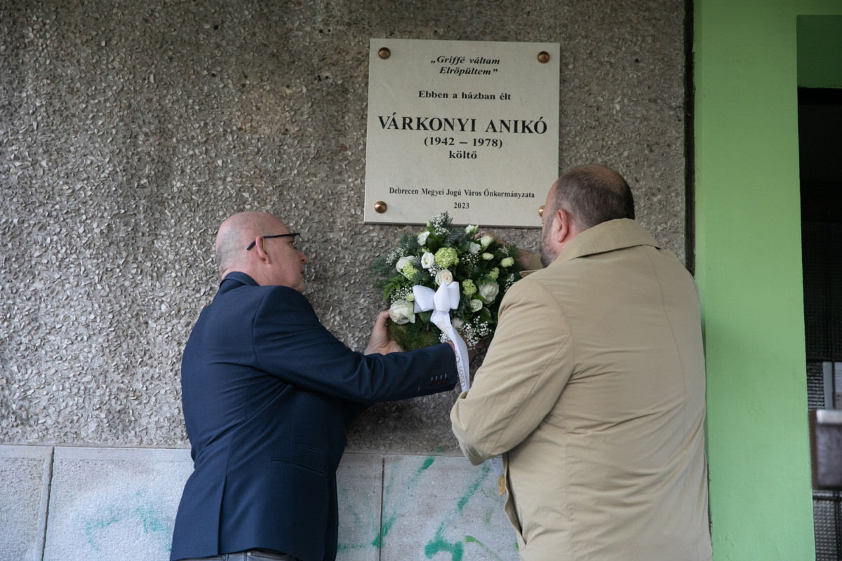 Várkonyi Anikó költő emléktábláját avatják Debrecenben a Fényes udvarban