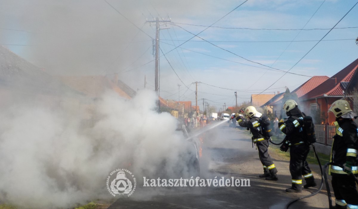 Kigyulladt egy autó a Petőfi utcában Ebesen