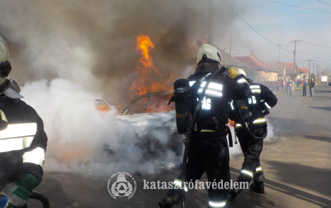 Kigyulladt egy autó a Petőfi utcában Ebesen