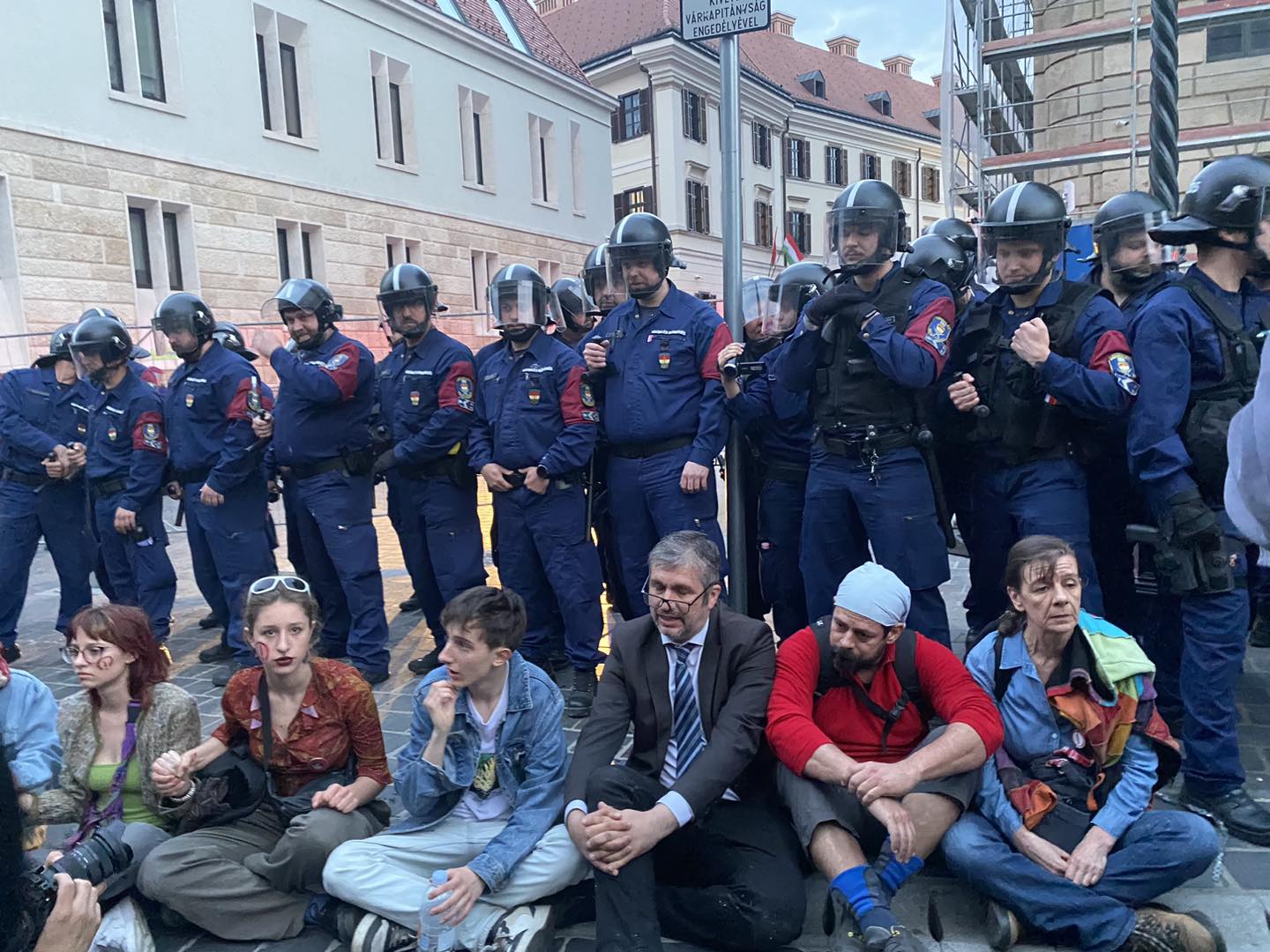 Tüntetés és kordonbontás a karmaelitánál