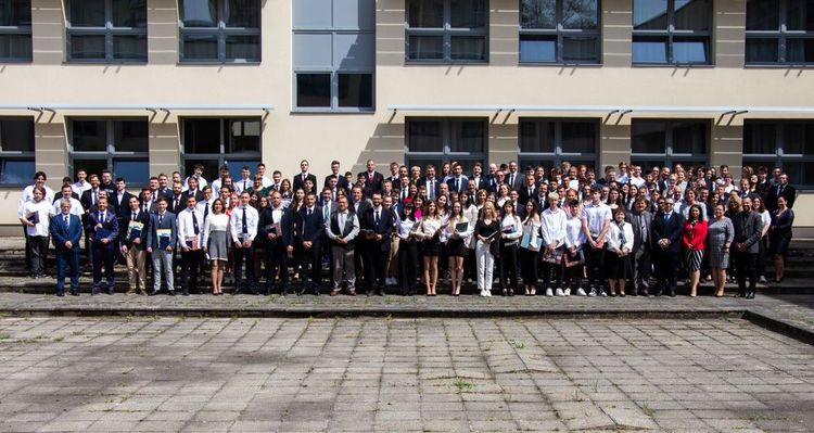 100 diákot és 57 oktatót tüntettek ki Debrecenben