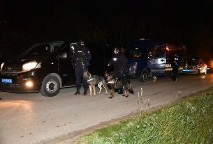 Nyitókép: Rendőrök a mladenovaci lövöldözés helyszínén (Fotó: Facebook / Nova.rs)