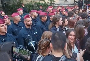 Tüntetés Budapesten a Fidesz-székház előtt