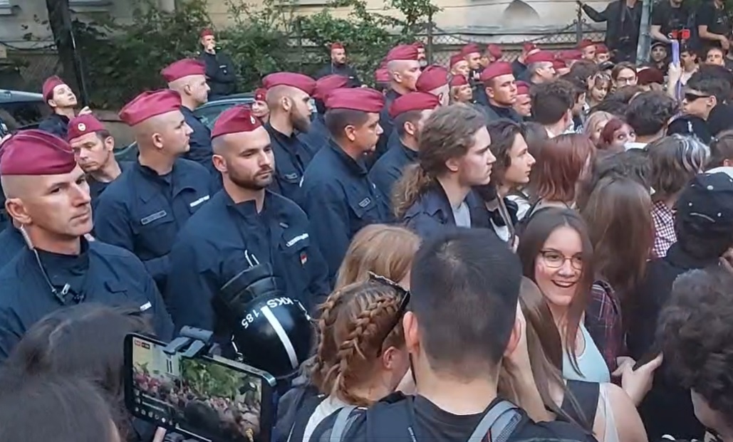 Tüntetés Budapesten a Fidesz-székház előtt