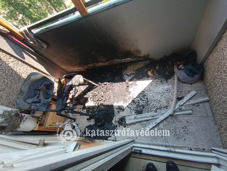 Tűz ütött ki egy debreceni erkélyen a Kandia utcában