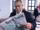 Orbán Viktor újságot olvas