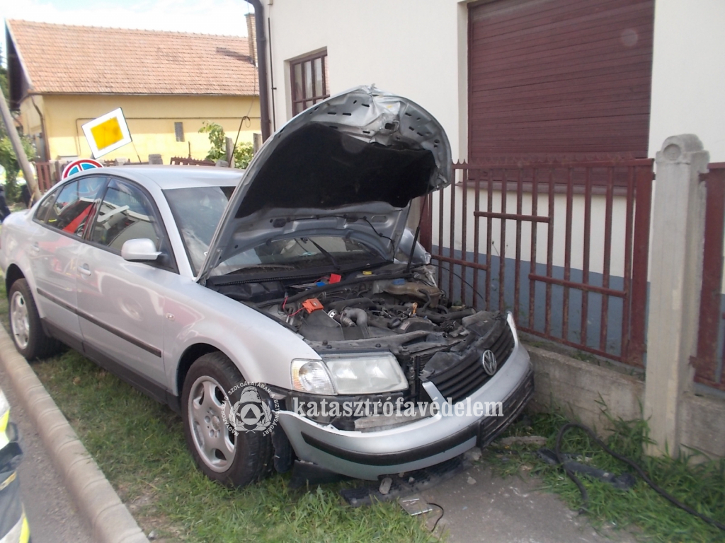 Előbb villanyoszlopnak, majd kerítésnek ütközött Bárándon