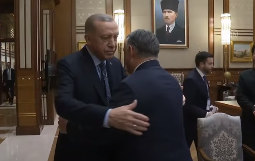 Erdogan Orbán ölelkezés