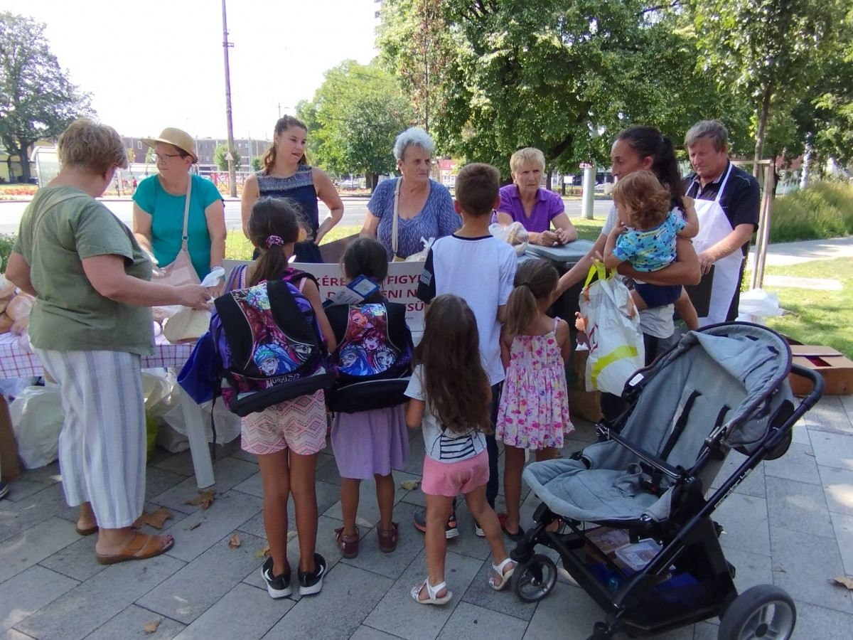 Ételosztás és tanszerosztás Debrecenben