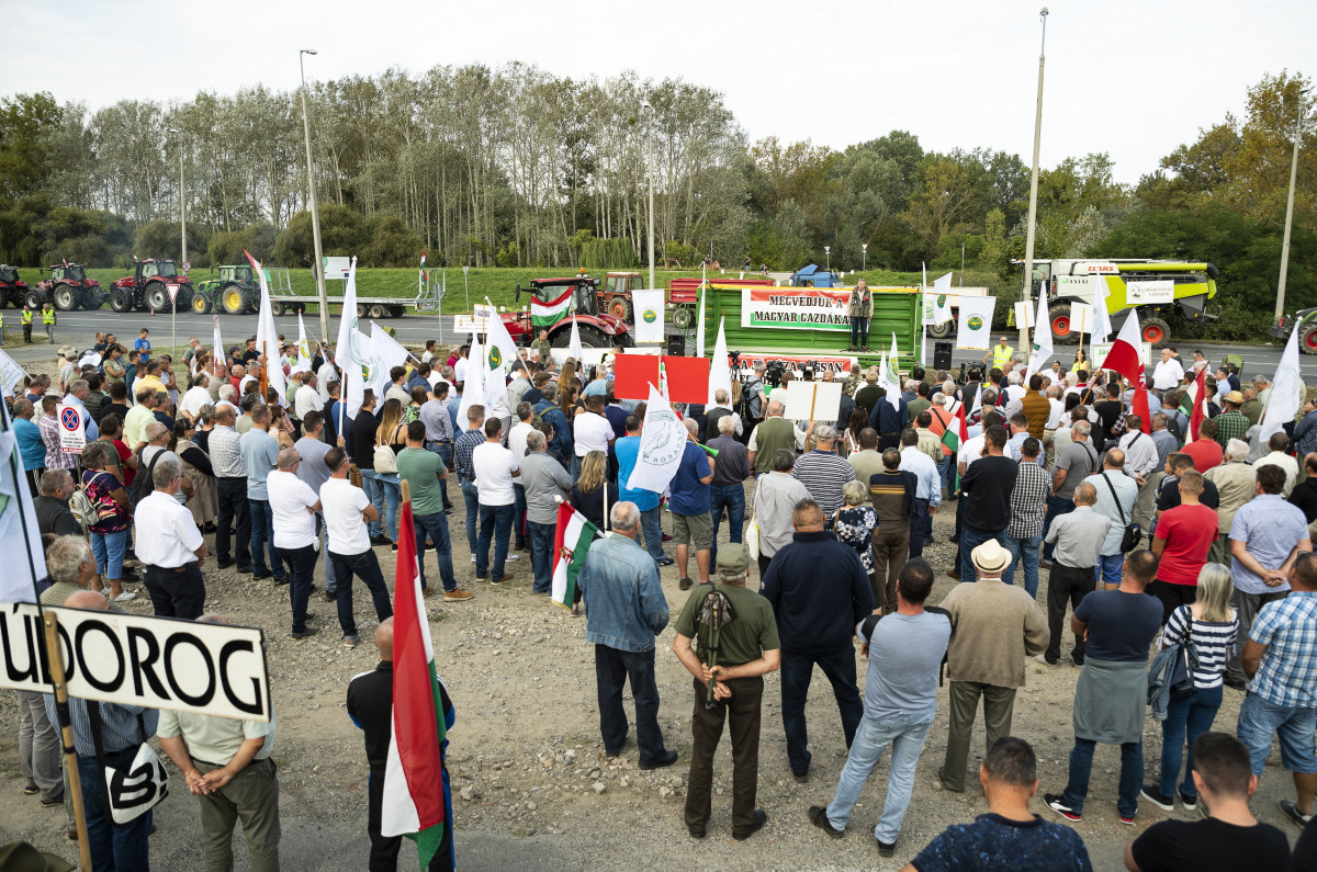 Gazdák demonstráltak az ukrán gabona behozatali tilalmát eltörlő brüsszeli döntés ellen Záhonynál