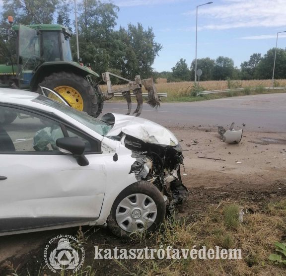 Traktor és személyautó ütközött Kabánál