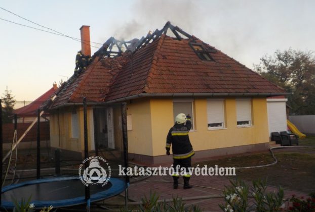 Kigyulladt egy családi ház tetőszerkezete Debrecenben