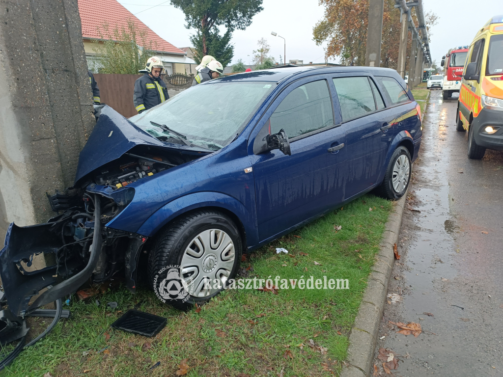 Oszlopnak hajtott egy személyautó Debrecenben