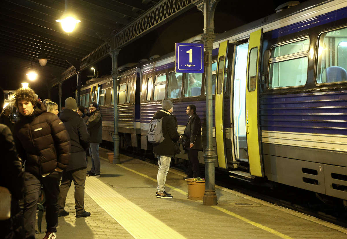 Szeged, Lázár János, vonat járat, Szeged-Szabadka, vasút, vonat, közlekedés, MÁV, vasútállomás