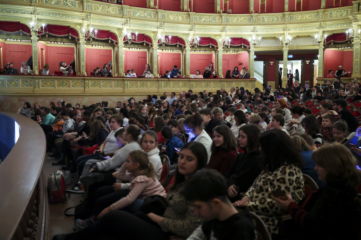 Nyolcszáz hátrányos helyzetű gyerek láthatta A diótörőt az Operában