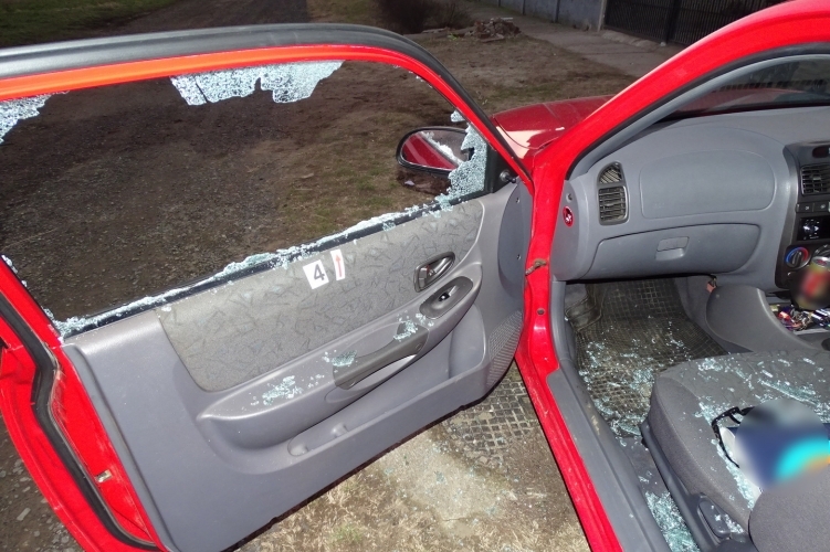 Feladta magát a hajdúhadházi gépkocsifeltörő tolvaj