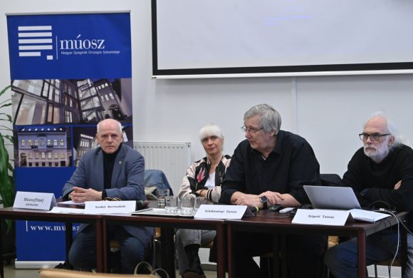 Budapest, 2024. február 15. Bánkuti András, a MÚOSZ Fotóriporterek Szakosztályának elnöke (b1), Szabó Bernadett, a Reuters fotóriportere, a zsűri tagja (b2), Szlukovényi Tamás, a zsűri elnöke (b3) és Szigeti Tamás, a zsűri titkára (b4) a 42. Magyar Sajtófotó Pályázat eredményeit ismertető sajtótájékoztatón a Magyar Újságírók Országos Szövetsége (MÚOSZ) székházában 2024. február 15-én. MTI/Bruzák Noémi