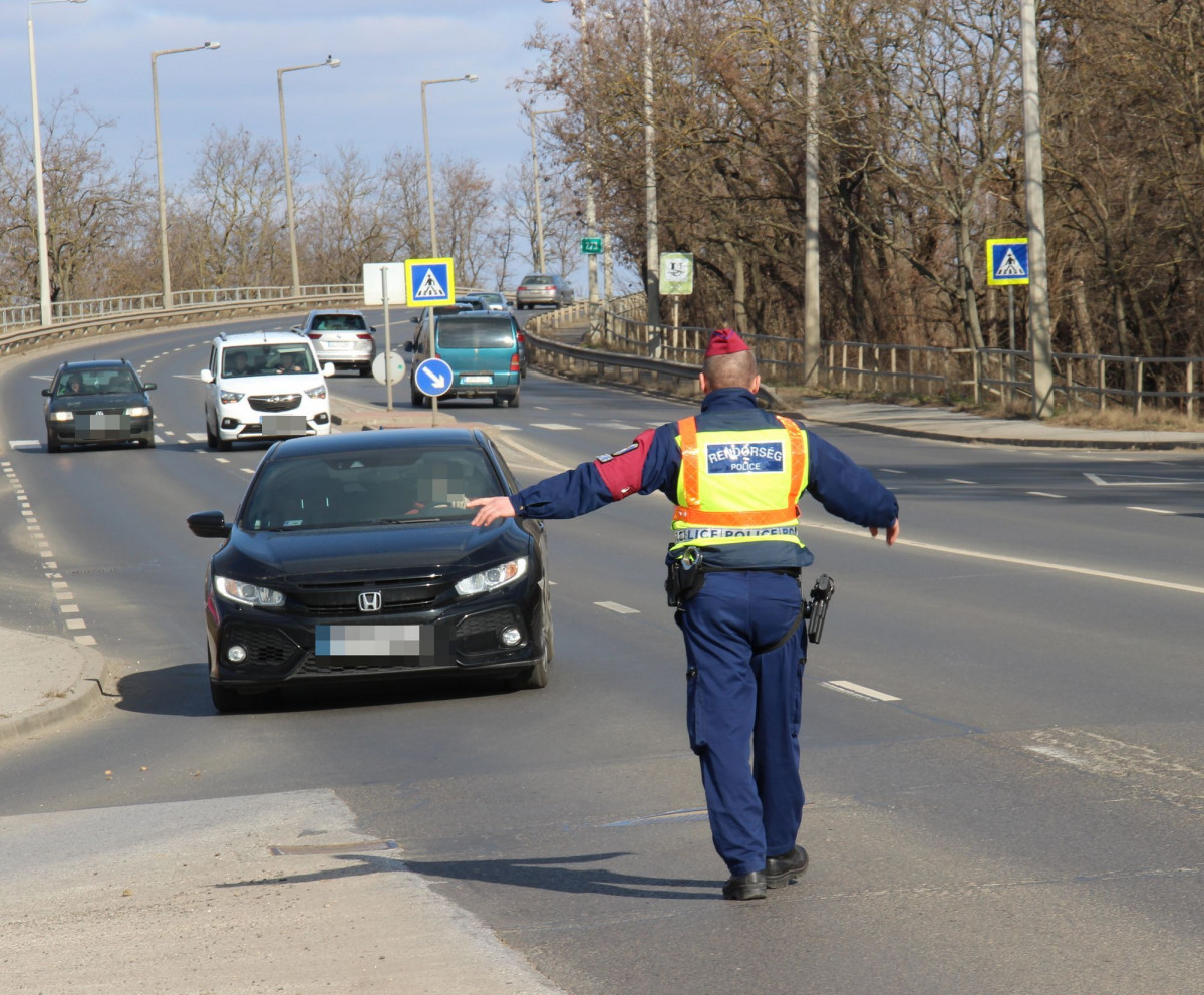 Rendőr leállít