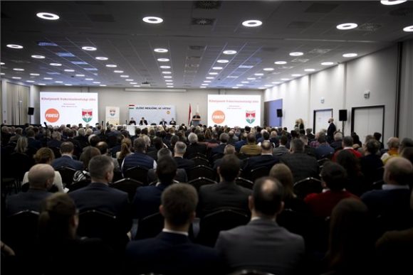 Balatonalmádi, 2024. február 21. A Miniszterelnöki Sajtóiroda által közreadott képen Orbán Viktor miniszterelnök, a Fidesz elnöke beszédet mond a Fidesz-KDNP frakcióülésén Balatonalmádiban 2024. február 21-én. MTI/Miniszterelnöki Sajtóiroda/Fischer Zoltán