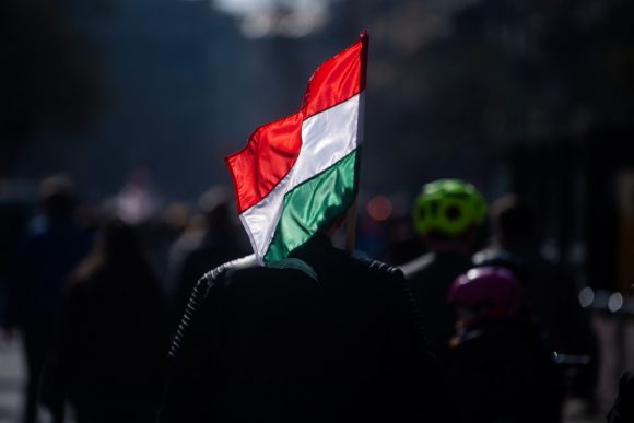 Budapest, 2024. március 15. Egy férfi nemzeti színű zászlóval az 1848-49-es forradalom és szabadságharc 176. évfordulóján az Astoriánál 2024. március 15-én. MTI/Balogh Zoltán