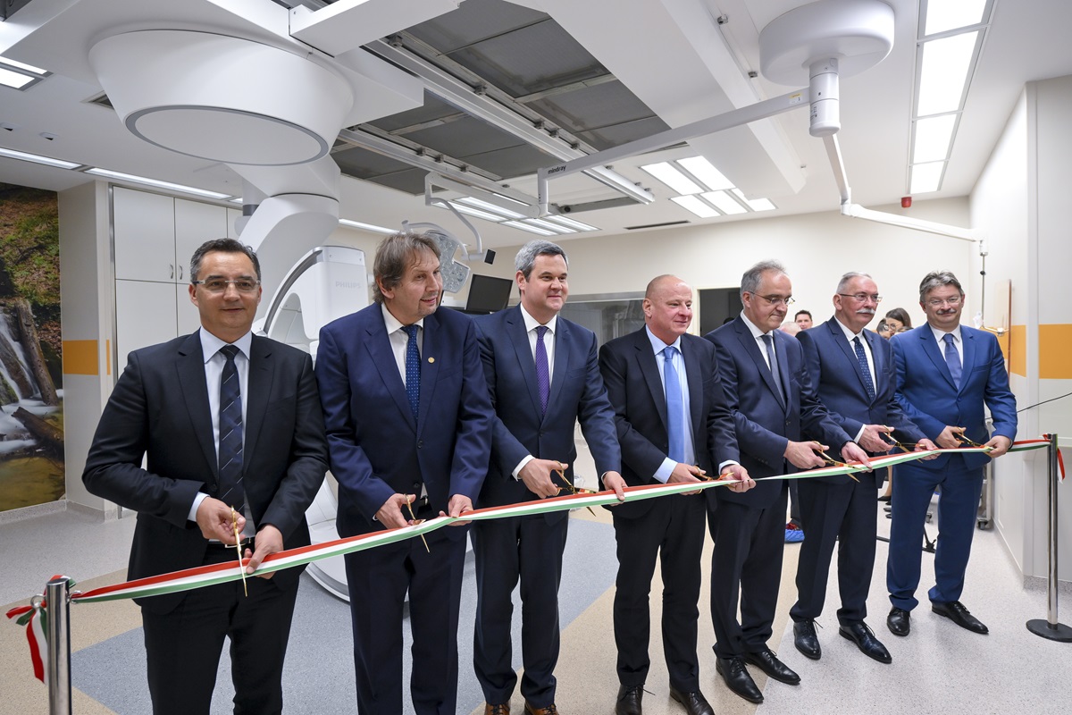 Átadták a Debreceni Egyetem (DE) kardiológiai és szívsebés