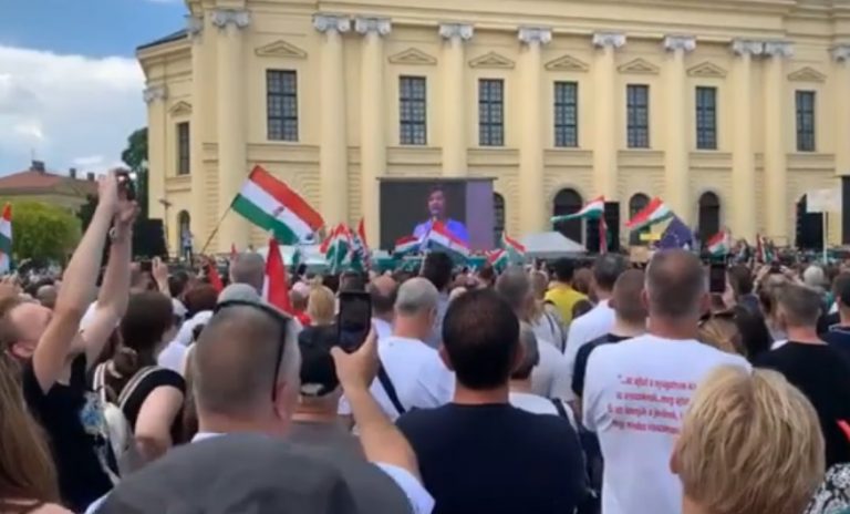 Rost Andrea Debrecenben tavaszi szél vizet áraszt