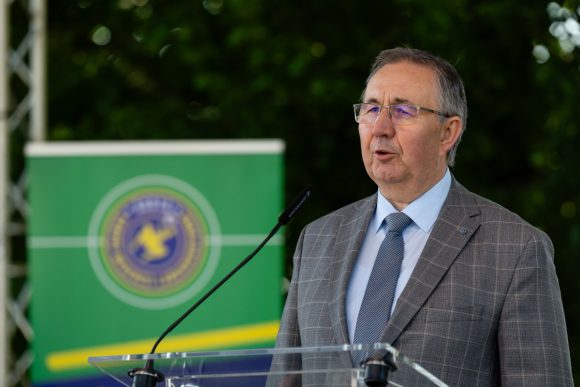 Zánka, 2024. május 10. Hatala József, a Nemzeti Bűnmegelőzési Tanács elnöke, a labdarúgótorna védnöke beszédet mond a Szeged-Csanádi Egyházmegye Szent Ágota Gyermekvédelmi Szolgáltatója és az ÁGOTA Alapítvány által első alkalommal megrendezett ÁGOTA Kárpát-medencei labdarúgótorna nyitóünnepségén a Zánkai Erzsébet-táborban 2024. május 10-én. A labdarúgótornán ezerötszáz gyermekvédelmi gondoskodásban élő gyermek és fiatal vesz részt május 9. és 12. között a táborban. MTI/Vasvári Tamás