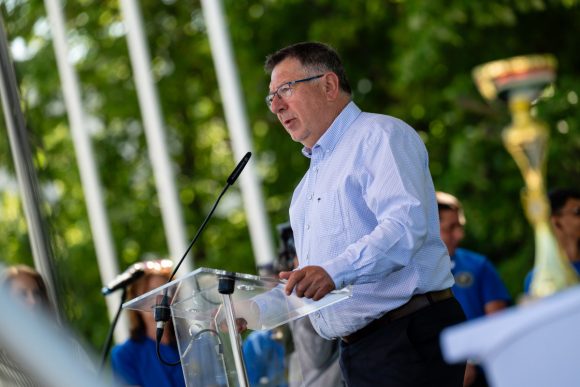 Zánka, 2024. május 10. Bozóky Imre, az MLSZ korábbi elnöke beszédet mond a Szeged-Csanádi Egyházmegye Szent Ágota Gyermekvédelmi Szolgáltatója és az ÁGOTA Alapítvány által első alkalommal megrendezett ÁGOTA Kárpát-medencei labdarúgótorna nyitóünnepségén a Zánkai Erzsébet-táborban 2024. május 10-én. A labdarúgótornán ezerötszáz gyermekvédelmi gondoskodásban élő gyermek és fiatal vesz részt május 9. és 12. között a táborban. MTI/Vasvári Tamás