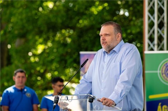 Zánka, 2024. május 10. Hornyák Tibor, az Erzsébet a Kárpát-medencei Gyermekekért Alapítvány elnöke beszédet mond a Szeged-Csanádi Egyházmegye Szent Ágota Gyermekvédelmi Szolgáltatója és az ÁGOTA Alapítvány által első alkalommal megrendezett ÁGOTA Kárpát-medencei labdarúgótorna nyitóünnepségén a Zánkai Erzsébet-táborban 2024. május 10-én. A labdarúgótornán ezerötszáz gyermekvédelmi gondoskodásban élő gyermek és fiatal vesz részt május 9. és 12. között a táborban. MTI/Vasvári Tamás