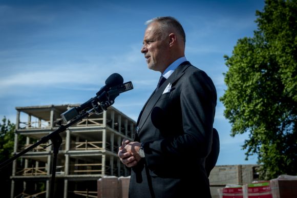 Hódmezővásárhely, 2024. május 13. Szalay-Bobrovniczky Kristóf honvédelmi miniszter az épülő Kratochvil Károly Honvéd Középiskola és Kollégium telephelyén tartott sajtótájékoztatón Hódmezővásárhelyen 2024. május 13-án. MTI/Ujvári Sándor