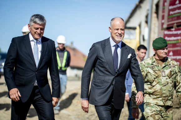 Hódmezővásárhely, 2024. május 13. Szalay-Bobrovniczky Kristóf honvédelmi miniszter (k) és Grezsa István, a Fidesz-KDNP hódmezővásárhelyi polgármesterjelöltje (b) az épülő Kratochvil Károly Honvéd Középiskola és Kollégium telephelyén Hódmezővásárhelyen 2024. május 13-án. MTI/Ujvári Sándor