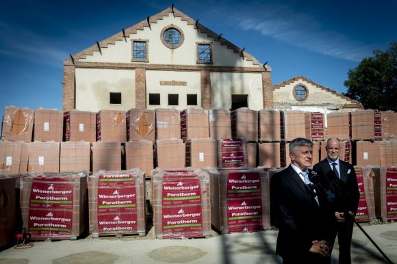 Hódmezővásárhely, 2024. május 13. Grezsa István, a Fidesz-KDNP hódmezővásárhelyi polgármesterjelöltje (b) beszél, mellette Szalay-Bobrovniczky Kristóf honvédelmi miniszter (j) az épülő Kratochvil Károly Honvéd Középiskola és Kollégium telephelyén tartott sajtótájékoztatón Hódmezővásárhelyen 2024. május 13-án. MTI/Ujvári Sándor