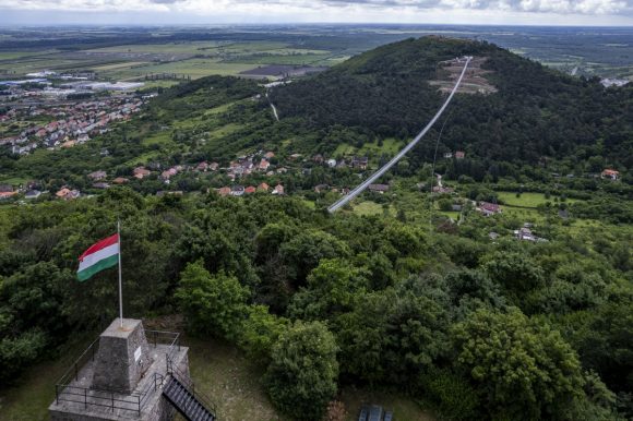 Sátoraljaújhely, 2024. június 4. A drónnal készült képen az újonnan átadott Nemzeti Összetartozás Hídja Sátoraljaújhelyen a nemzeti összetartozás napján, 2024. június 4-én. MTI/Czeglédi Zsolt