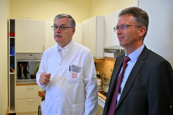 Budapest, 2024. június 6. Cserháti Péter, a Semmelweis Egyetem Rehabilitációs Klinika igazgatója, Hankó Balázs, a Kulturális és Innovációs Minisztérium (KIM) innovációért, felsőoktatásért, szakképzésért és felnőttképzésért felelős államtitkára (b-j) a KIM fejlett technológián alapuló, robotasszisztált rehabilitáció fejlesztését támogató projektjének indításáról szóló sajtótájékoztatón a Semmelweis Egyetem Rehabilitációs Klinikáján 2024. június 6-án. Ötszáz-ötszáz millió forintos támogatást kap rehabilitációs eszközparkjának fejlesztésére a Pécsi és a Szegedi Tudományegyetem. MTI/Purger Tamás