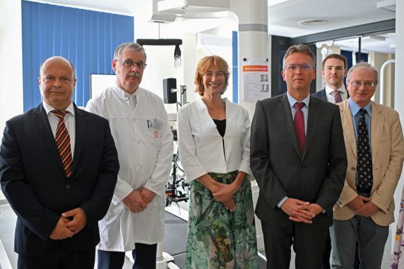 Budapest, 2024. június 6. Sebestyén Andor, a Pécsi Tudományegyetem Klinikai Központjának elnöke, Cserháti Péter, a Semmelweis Egyetem Rehabilitációs Klinika igazgatója, Fendler Judit, a Szegedi Tudományegyetem kancellárja, Hankó Balázs, a Kulturális és Innovációs Minisztérium (KIM) innovációért, felsőoktatásért, szakképzésért és felnőttképzésért felelős államtitkára és Fazekas Gábor, a Szegedi Tudományegyetem tanszékvezetője (b-j) a KIM fejlett technológián alapuló, robotasszisztált rehabilitáció fejlesztését támogató projektjének indításáról szóló sajtótájékoztatón a Semmelweis Egyetem Rehabilitációs Klinikáján 2024. június 6-án. Ötszáz-ötszáz millió forintos támogatást kap rehabilitációs eszközparkjának fejlesztésére a Pécsi és a Szegedi Tudományegyetem. MTI/Purger Tamás