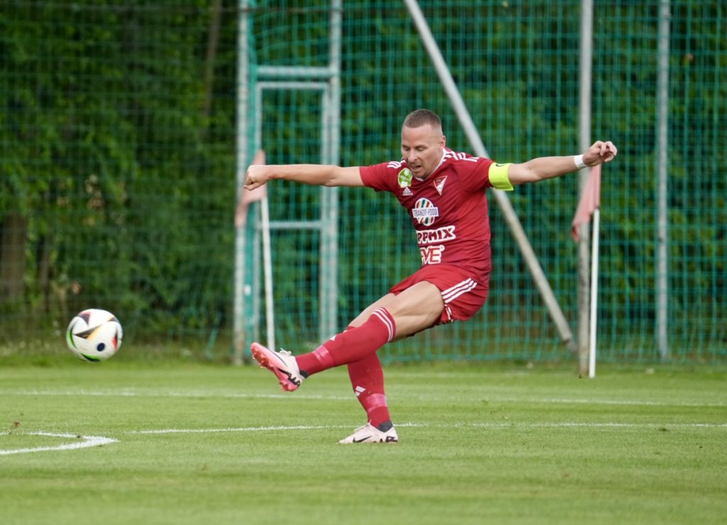 Dzsudzsák Balázs lő