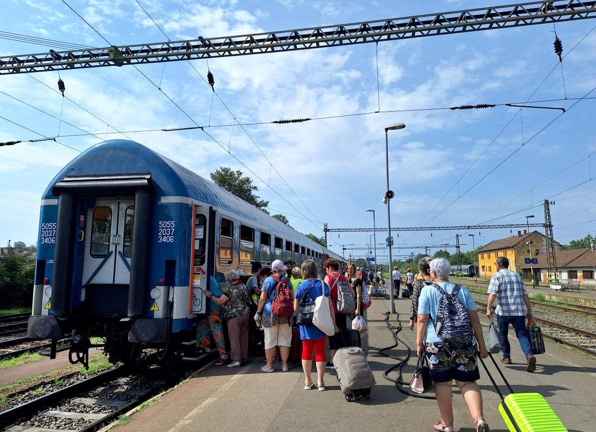 Szeged, nyár, hőségriadó, hőség, meleg, kánikula, július, Nagyállomás, MÁV, vonat, utazás, víz, vízosztás