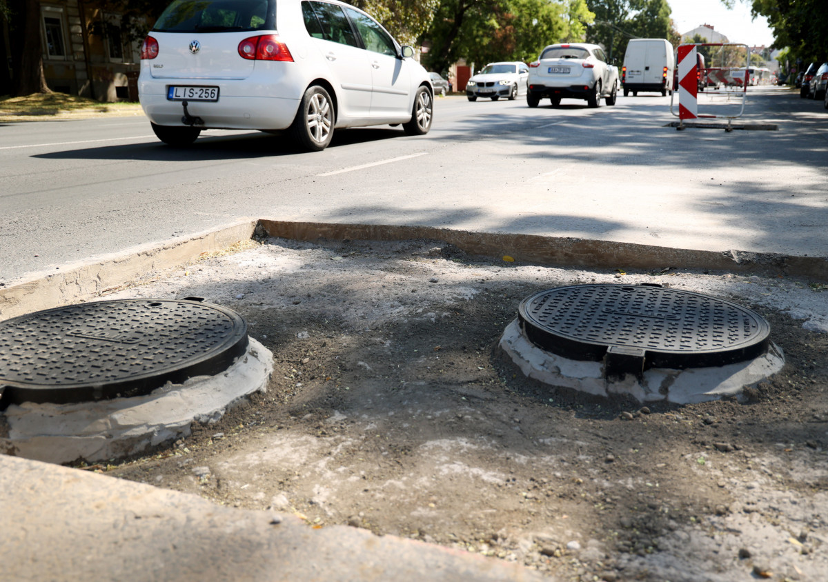 Szeged, aknafedlap, csere, javítás, vízmű, Brüsszeli körút