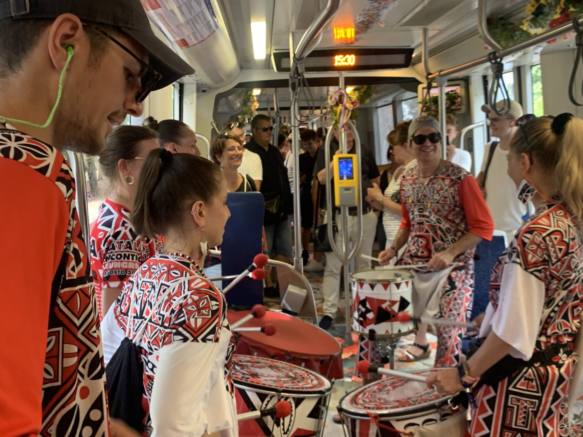 A Batala Internacional zenélt a debreceni villamoson