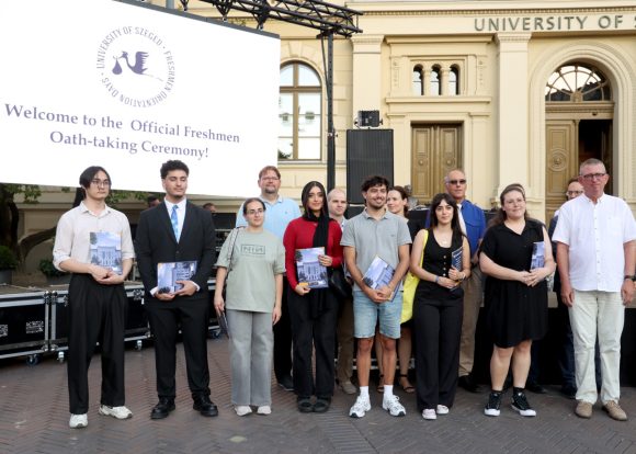 Szeged, nemzetközi hallgatók, külföldi diákok, egyetemisták, egyetem, gólyaeskü, eskütétel, SZTE, Dugonics tér, Rektori Hivatal