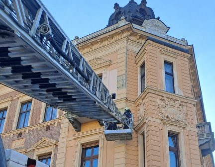 Omlott a vakolat Debrecenben - a tűzoltók előzték meg a bajt