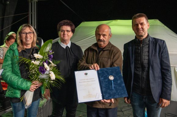 Két házaspár kapta idén a Tápéért emlékérmet. Fotó: Iványi Aurél