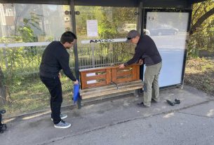 Újra lefeküdhetnek a padra a debreceni hajléktalanok a Széchenyi utcán