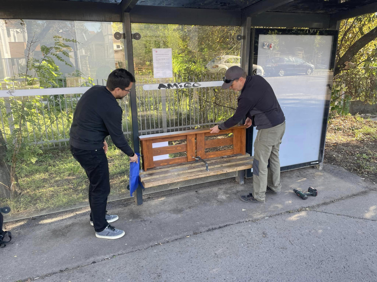 Újra lefeküdhetnek a padra a debreceni hajléktalanok a Széchenyi utcán